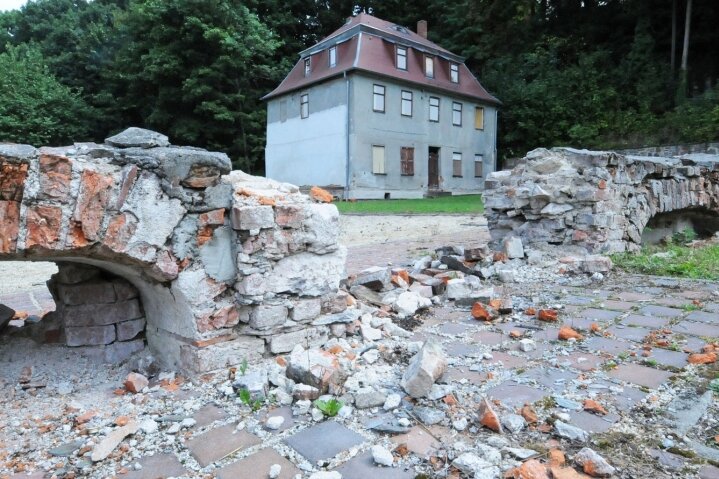 Stadt Glauchau konsultiert den Denkmal-Doktor - Vom Schlossmühlenkomplex ist das ehemalige Wohnhaus am Mühlberg 6 noch stehen geblieben. Der Denkmal-Doktor ist auf das Gebäude, das im 18. Jahrhundert gebaut wurde, aufmerksam geworden. Im Vordergrund sieht man die Reste der Schlossmühle.