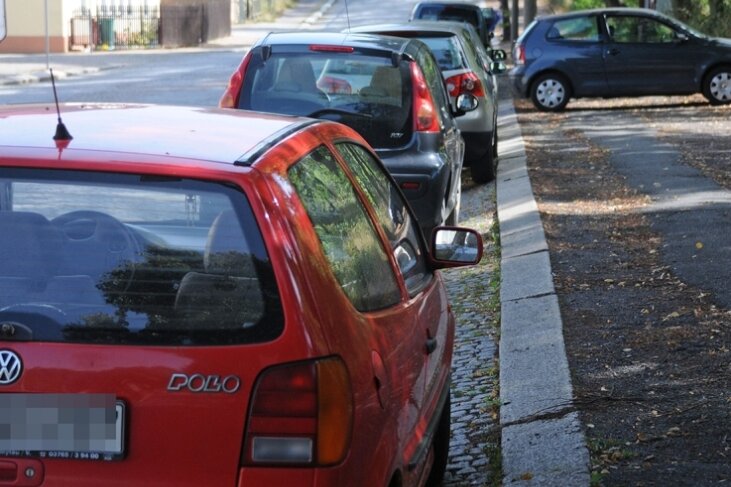 Stadt Glauchau stellt Verfahren gegen Falschparker ein - Längs zur Fahrtrichtung kann außerhalb der Bushaltestellen an der Rosa-Luxemburg-Straße geparkt werden. Quer auf dem Fußweg ist dies jedoch nicht erlaubt.