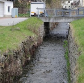 Stadt lässt Dorfbach sanieren - Die Sohle des Dorfbachs in Beierfeld muss saniert werden. Auch die Stützmauer bricht weg. 