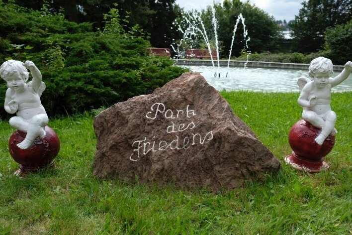 Stadt lässt Engel im Park entfernen - Den zwei auf roten Kugeln sitzenden Putten im Park des Friedens war nur eine kurze Zeit an dieser Stelle beschieden. 