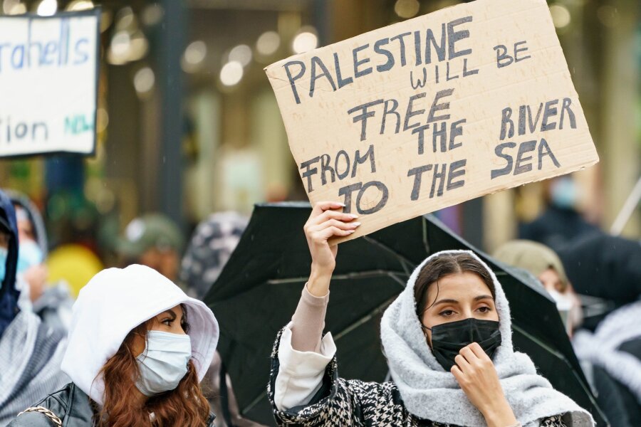 Stadt muss Parole "From the river to the sea" erlauben - Bei einer propalästinensischen Demonstration in Frankfurt darf die Stadt die umstrittene Parole "From the river to the sea" nicht verbieten.