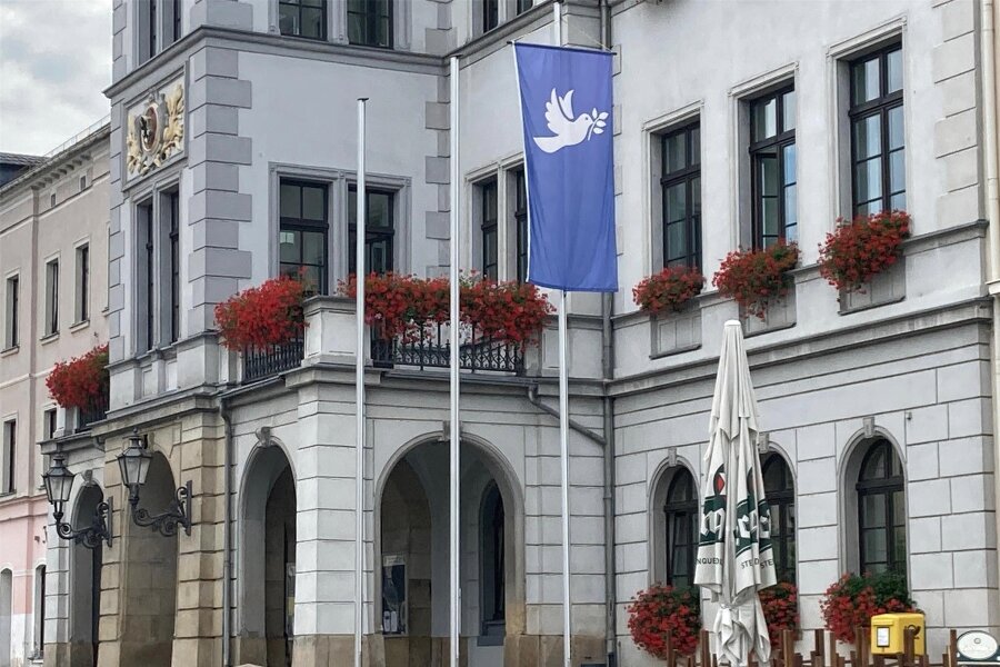 Stadt Oelsnitz ruft zur Aktion am Weltfriedenstag 1. September - Vor dem Oelsnitzer Rathaus hängt die Friedenstaube. Angestoßen hat das die örtliche Buchhändlerin Kathrin Jakob.