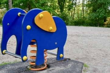 Neben dem Wipp-Elefant auf dem Spielplatz am Tierpark in Limbach-Oberfrohna soll eine Lücke geschossen werden. 