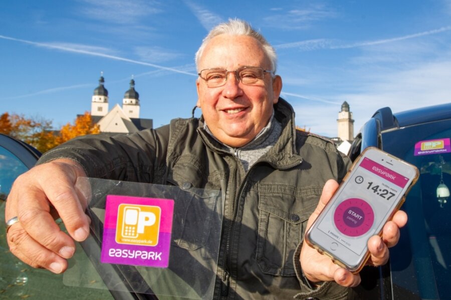 Stadt Plauen führt das Parken per App wieder ein - Den Aufkleber als Kennzeichnung in der Windschutzscheibe hat Gert Werner schon erhalten, doch nutzen kann er das Handyparken via Easypark in Plauen bislang noch nicht. 