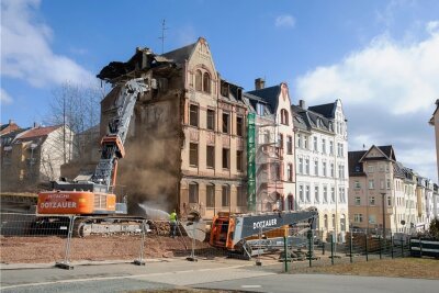 Stadt Plauen lässt weitere Hausruine abreißen - Das Haus Chamissostraße 18 in Plauen ist bald verschwunden. 