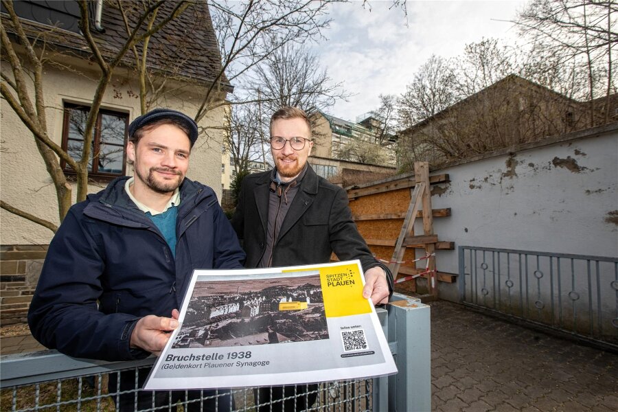 Stadt Plauen startet offiziell das Crowdfunding für Sanierung der Plauener Synagogenmauer - Bürgermeister Tobias Kämpf (CDU) und Clemens Uhlig (links) vom Stadtarchiv bereiteten die Crowdfunding-Aktion zur Sanierung der noch vorhandenen Plauener Synagogenmauer vor.