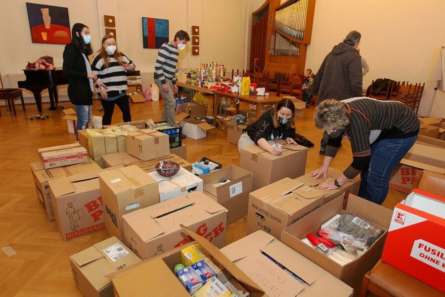 Stadt Plauen sucht Patenfamilien für geflüchtete Ukrainer - Die Spendenbereitschaft in der Stadt ist enorm - so wie hier am vergangenen Wochenende im Paulushaus.