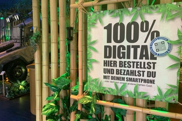 Stadt schaut sich digitale Ideen ab - Ein Restaurant im nordrhein-westfälischen Ahaus, in dem die Gäste mit dem Smartphone bestellen und auch bezahlen. 