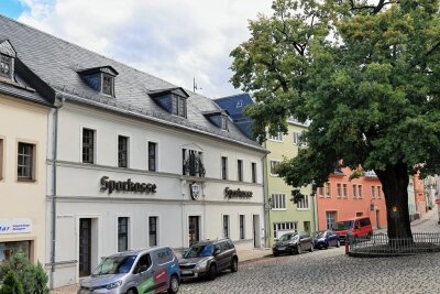Stadt Schwarzenberg kauft alte Sparkasse am Markt und hat einen Plan - Die ehemalige Sparkasse am Unteren Markt in Schwarzenberg soll künftig Stadtinformation und Bibliothek unter einem Dach vereinen. 