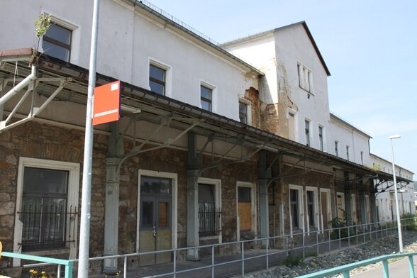 Stadt Schwarzenberg übernimmt Sanierung des alten Bahnhofs - Die Gebäudesubstanz des Bahnhofs in Schwarzenberg hat über die Jahre arg gelitten. Der Hausschwamm ist schon von außen sichtbar.
