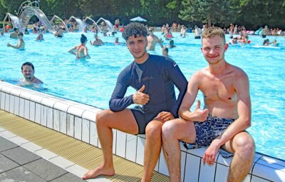 Stadt speckt Sanierungspläne fürs Planitzer Strandbad ab - Die Freunde Chris (r.) und Yassin aus Zwickau haben auf dem betagten Beckenrand eine Pause eingelegt.