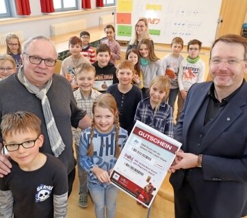 Stadt spendiert Kino-Gutscheine - Freibergs Oberbürgermeister Sven Krüger (r.) und Kinopolis-Betriebsleiter Thomas Erler überbrachten den Kindern der Körner-Grundschule die Kino-Gutscheine. 