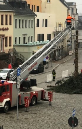 Unterstützt durch Feuerwehrleute und eine einheimische Firma mit einem Kran, haben Bauhofmitarbeiter am Dienstag in Hainichen den Weihnachtsbaum abgetragen. 