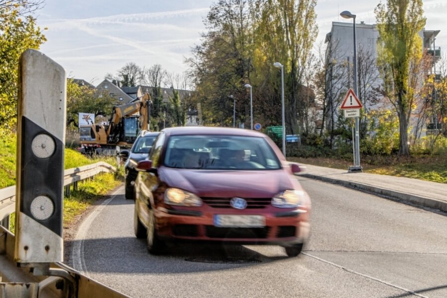 Stadt Stollberg schränkt Verkehr auf Problembrücke ein - Weil Trinkwasserleitungen dringend erneuert werden mussten, war die Zwönitzer Straße - Verbindungsstraße in den Ortsteil Hoheneck - von Juli bis Anfang November komplett gesperrt.