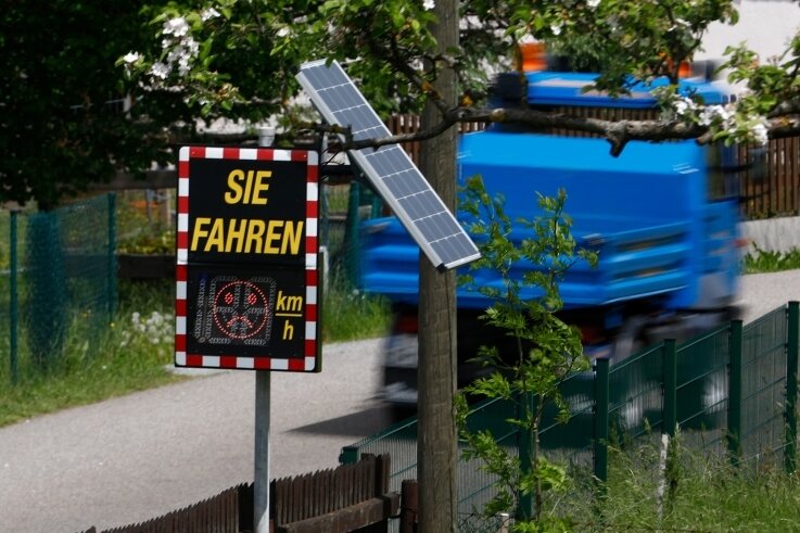 Stadt sucht noch Ideen für Verwendung von 70.000 Euro - Einer der beiden Oberlungwitzer "Verkehrs-Smileys" steht derzeit am Südbauernweg und hat offensichtlich viel zu tun.