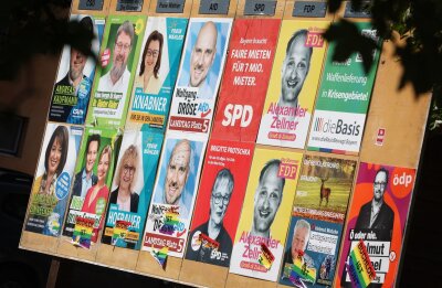 Stadt und Land: So unterscheidet sich die Parteiensympathie - Wahlplakate verschiedener Parteien für eine Landtagswahl.