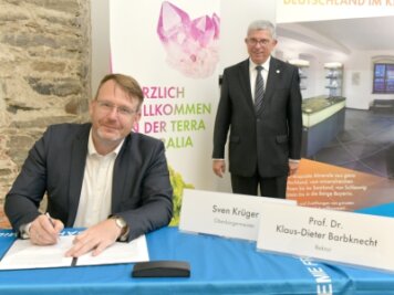 Stadt und TU kooperieren bei der Terra mineralia - Oberbürgermeister Sven Krüger (links) und Klaus-Dieter Barbknecht, der Rektor der TU Bergakademie Freiberg, haben am Freitag eine Kooperationsvereinbarung zwischen Stadt und Uni unterschrieben. 