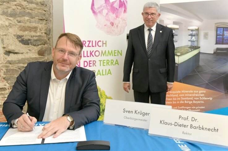 Stadt und TU kooperieren bei der Terra mineralia - Oberbürgermeister Sven Krüger (links) und Klaus-Dieter Barbknecht, der Rektor der TU Bergakademie Freiberg, haben am Freitag eine Kooperationsvereinbarung zwischen Stadt und Uni unterschrieben. 