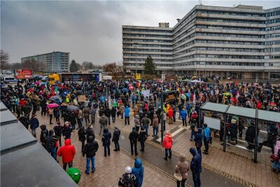 Stadt verbietet Demonstrationen in Chemnitz am Samstag - Demonstration von Gegnern der Corona-Maßnahmen auf der Chemnitzer Brückenstraße. 