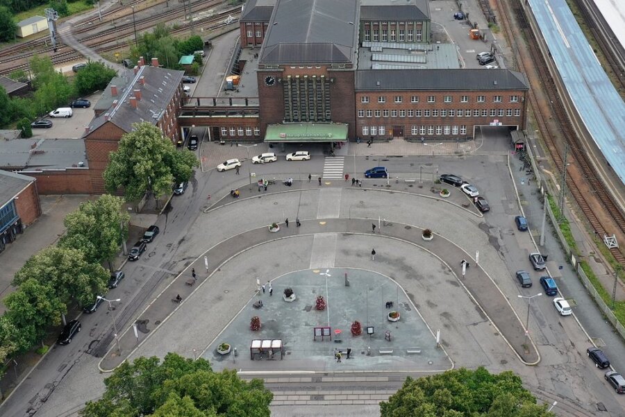 Stadt verrät Ideen für Zwickauer Bahnhofsvorplatz - Weit vom Bahnhofsgebäude entfernte Straßenbahngleise, in Kurven angelegte Haltestellen, kaum Unterstände für Fahrgäste: Diese Probleme sollen bei der Umgestaltung des Bahnhofsvorplatzes behoben werden. 