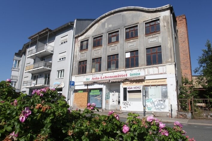 Die Stadt Zwickau zeigt Interesse am ehemaligen Schocken-Kaufhaus am Planitzer Markt und bringt ihr Vorkaufsrecht ins Spiel. 