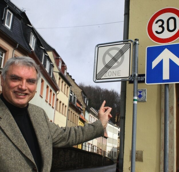 Stadt will Rasern das Handwerk legen - 
              <p class="artikelinhalt">Auf der Karlstraße in Hohenstein-Ernstthal würde Oberbürgermeister Erich Homilius gern öfter Geschwindigkeitsmessgeräte aufstellen. Er hofft, dass das die Stadt bald in Eigenregie tun kann. </p>
            
