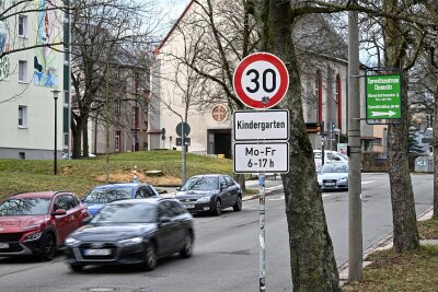 Stadt will Schulweg an Chemnitzer Weststraße sicherer machen - Tempo 30 gilt auf der Weststraße vor einem Kindergarten. Wird das Limit bis zur Schule ausgeweitet?