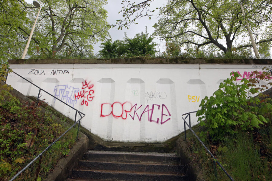 Stadt will wilden Schmierereien Kunst entgegensetzen - Die Treppe am Bahnhof.