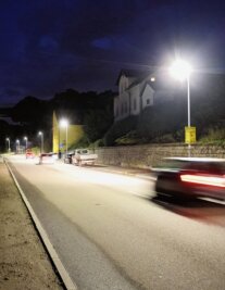 Stadt will zuerst stromfressende Straßenlampen abschalten - An der Kirchberger Straße standen vor 130 Jahren die ersten elektrischen Straßenlampen. Bald soll dort um Stromkosten zu sparen nur noch jede zweite Lampe leuchten. 