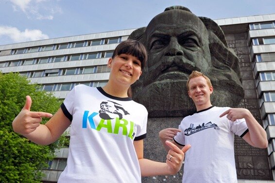Stadt wirbt auf T-Shirts mit Karl Marx für Chemnitz - Bettina Hofmann und Christian Kasche stellten am Donnerstag die neuen Chemnitz-T-Shirts vor.