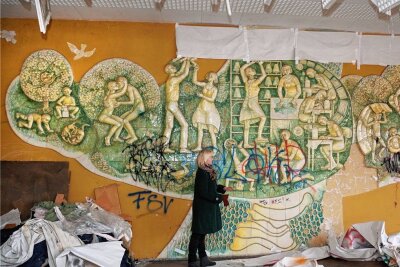 Stadt Zwickau findet keinen Platz für das Wandmosaik aus der früheren Strickwarenfabrik "Aktivist" - Für das Kachel-Wandbild im Speisesaal des ehemaligen "Aktivist"-Strickwarenwerkes ist noch immer kein neuer Platz gefunden worden. Foto: A. Wohland/Archiv