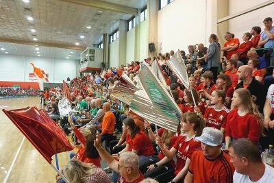Stadt Zwickau hält am Bau des neues Ballsportzentrums fest - Über 900 Handballanhänger haben am Mittwochabend in der Sporthalle Neuplanitz für prächtige Stimmung gesorgt. 