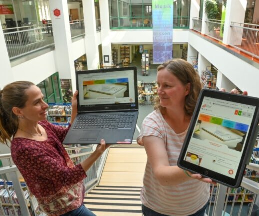 Stadtbibliothek begeht den Digitaltag mit Aktionswoche - Agnes Bohley (links) und Jana Eger sind Spezialistinnen für digitale Medien in der Stadtbibliothek Chemnitz. 