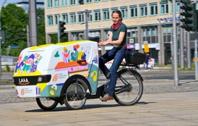 Stadtbibliothek Chemnitz jetzt auch mit Lastenfahrrad auf Tour - Bibliotheksmitarbeiterin Agnes Bohley probiert das Lastenfahrrad Lara vor dem ersten Einsatz schon einmal aus.