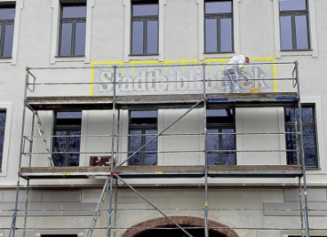 Stadtbibliothek Mittweida: Jetzt in Großbuchstaben draußen dran - Am Gebäude am Technikumplatz 1a steht nun dran, was bald drin sein wird.