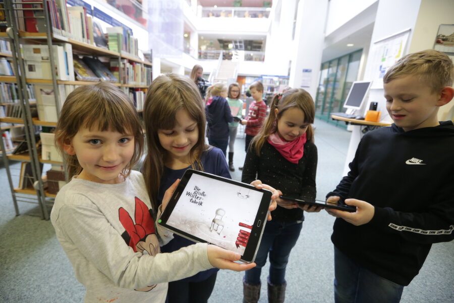 Stadtbibliothek: Nutzung digitaler Medien nimmt stark zu - Wie funktioniert eine moderne Bibliothek? Grundschüler der Chemnitzer Valentina-Tereschkowa-Schule mit einem Tablet auf Entdeckungstour durch die Stadtbibliothek Chemnitz im Tietz. 