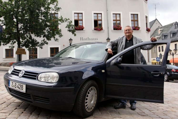 
              <p class="artikelinhalt">Der Kirchberger Bürgermeister Wolfgang Becher hängt an seinem Dienstwagen. Seit 1999 hat ihn sein Golf nie im Stich gelassen. </p>
            