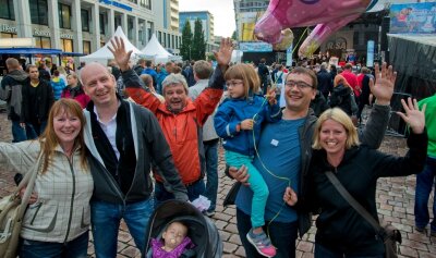 Stadtfest 2015: Das war der Freitag - Zu den ersten Neugierigen auf dem Chemnitzer Stadtfest gehörten Katrin und Tilo Pfau mit ihrer Tochter Marie, Michael Aurich, Peter Pohl und Katharina Giesder mit ihrer Tochter Johanna (von links).