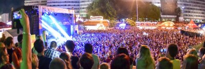 Stadtfest 2015: So haben die Chemnitzer gefeiert - Am Samstagabend ging auf der Brückenstraße kein Stein mehr zu Boden. Popsängerin Christina Stürmer lockte nach Veranstalter-Angaben mehr als 20.000 Menschen zu ihrem Konzert vor die Bühne.