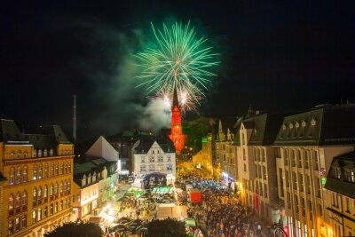 Stadtfest Aue 2024: Das Programm im Überblick - mit Lageplan - Blick auf den Altmarkt in Aue: Einer der Höhepunkte des Stadtfestes ist das große Feuerwerk.