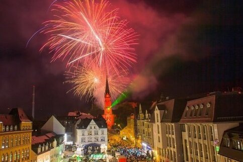 Stadtfest Aue und Blasmusikfestival abgesagt - Gilt als ein Höhepunkt des Auer Stadtfestes: das Feuerwerk hinter der Roten Kirche. 2021 wird es wohl nicht zu sehen sein.