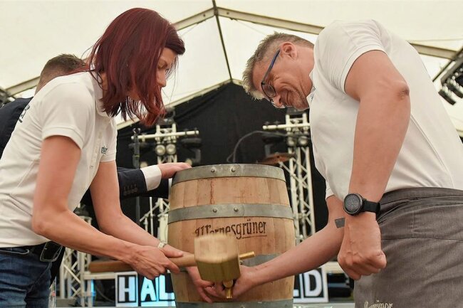 Stadtfest Klingenthal: Angezapft ist - Oberbürgermeisterin Judith Sandner beim Anzapfen des Bierfasses, unterstützt von Caterer Thorsten Voigt.