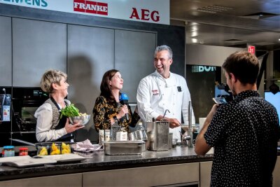 Stadtgeflüster: Beim Promi-Kochen gehts um die Würze - Linda Feller, Sophia Matthes und Gerd Kastenmeier (v.l.) kochten ein Hähnchen-Curry. Gezeigt wird das Promi-Kochen bei Sachsen-Fernsehen. 