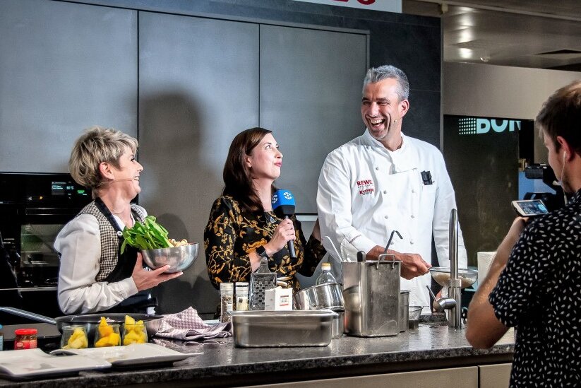 Stadtgeflüster: Beim Promi-Kochen gehts um die Würze - Linda Feller, Sophia Matthes und Gerd Kastenmeier (v.l.) kochten ein Hähnchen-Curry. Gezeigt wird das Promi-Kochen bei Sachsen-Fernsehen. 