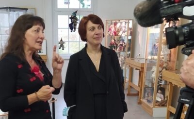 Stadtgeflüster: Chemnitzer machen Lust aufs "Truckern" - Benita Martin (links) plauderte mit der Marienberger Kulturamtsleiterin Susann Hofmann über Puppen.