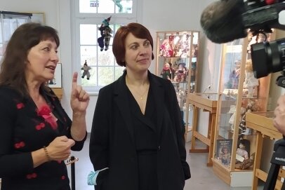 Stadtgeflüster: Chemnitzer machen Lust aufs "Truckern" - Benita Martin (links) plauderte mit der Marienberger Kulturamtsleiterin Susann Hofmann über Puppen.