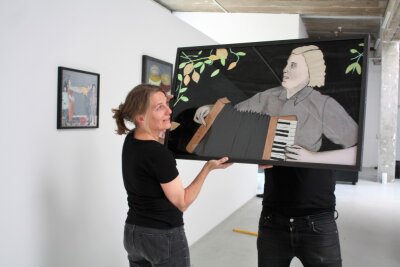 Stadtgeflüster: Das Versteckspiel mit dem Künstler - Henriette Schneidewind zeigt ein Bild von Jan Kummer. Der Künstler steckt dahinter.