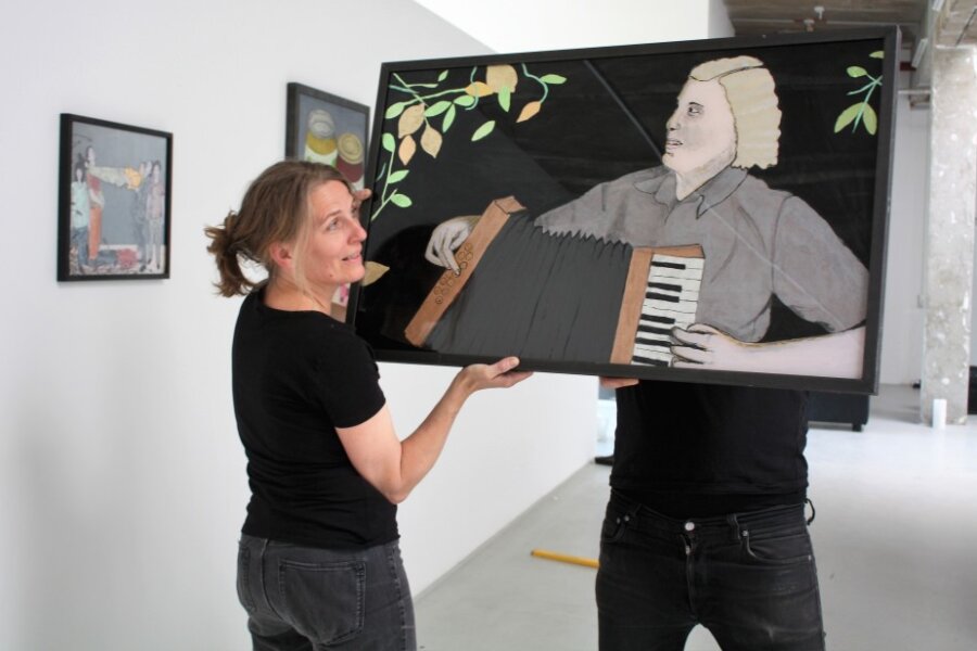 Henriette Schneidewind zeigt ein Bild von Jan Kummer. Der Künstler steckt dahinter.