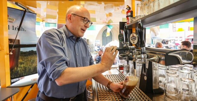 Stadtgeflüster: Der OB zieht am Zapfhahn - Sven Schulze zapfte beim Brauereifest eigenhändig das Bier.