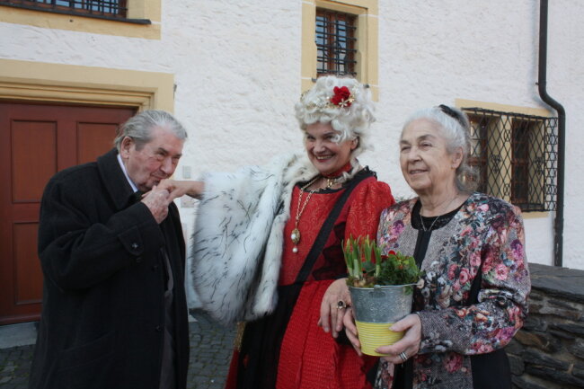 Hans-Jürgen Friedrich und seine Frau Ute begrüßten ihre Lieblingsschauspielerin Birgit Lehmann (Mitte) im Wasserschloss formvollendet.